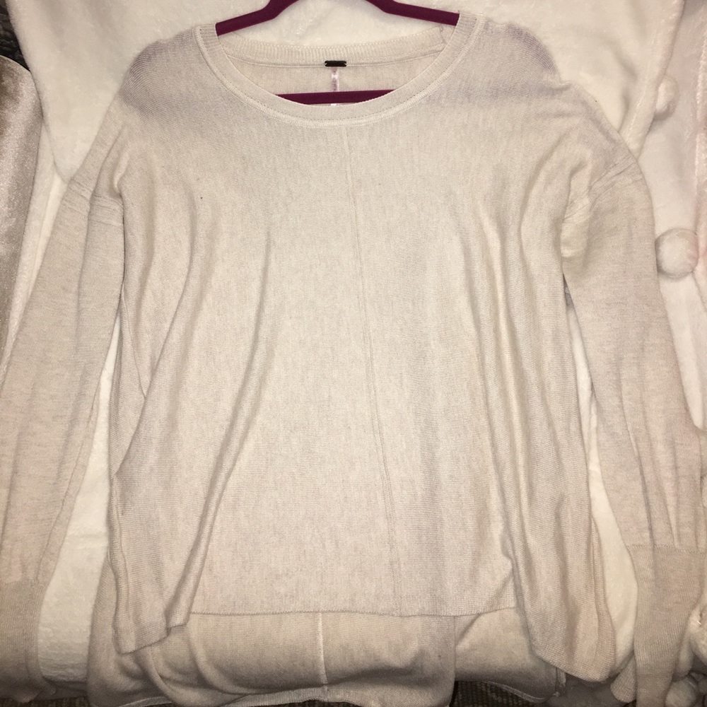 Cream light sweater🌜